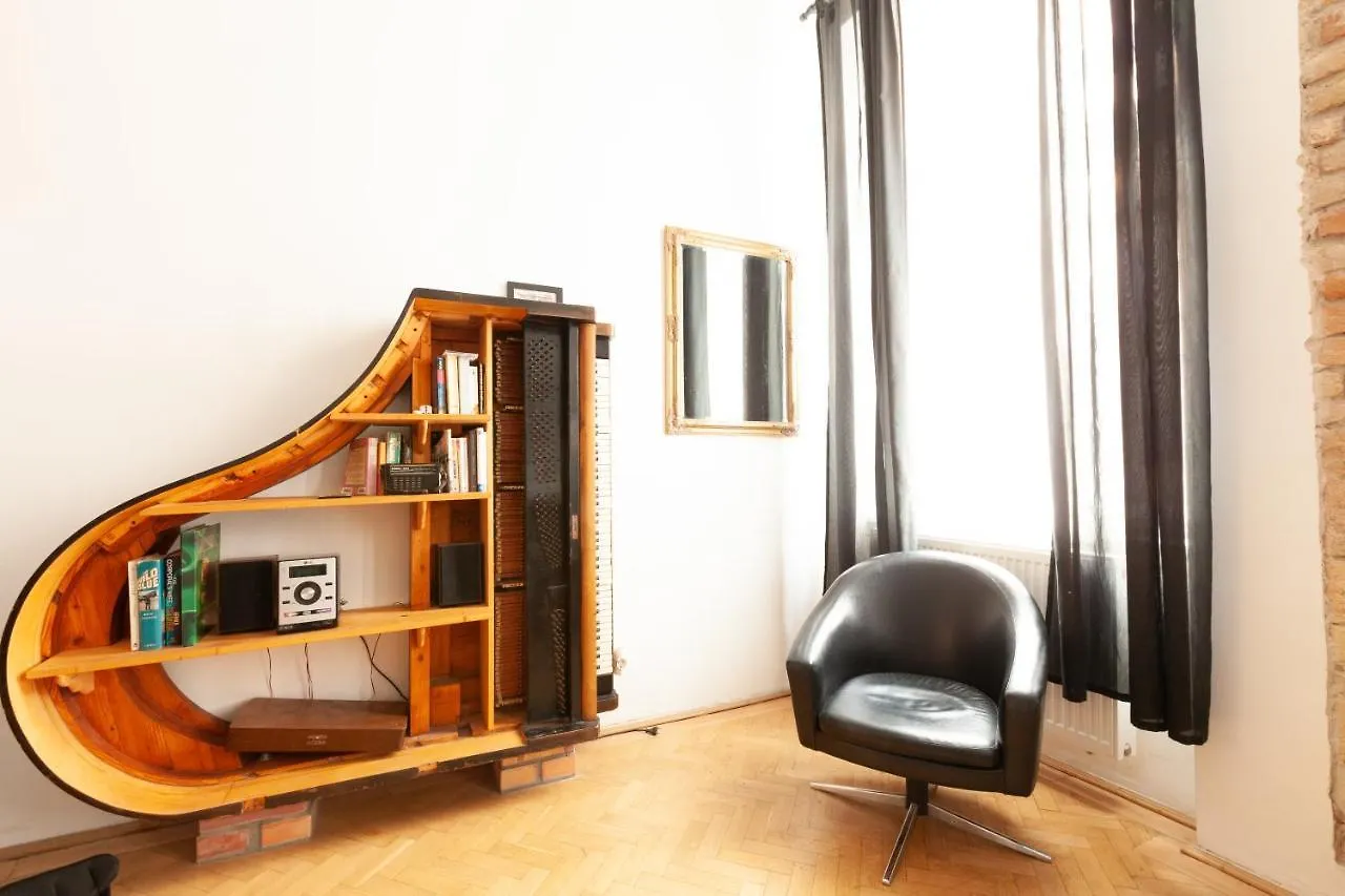 Hedonist Lodge 1 Budapest 0*,  Hungary